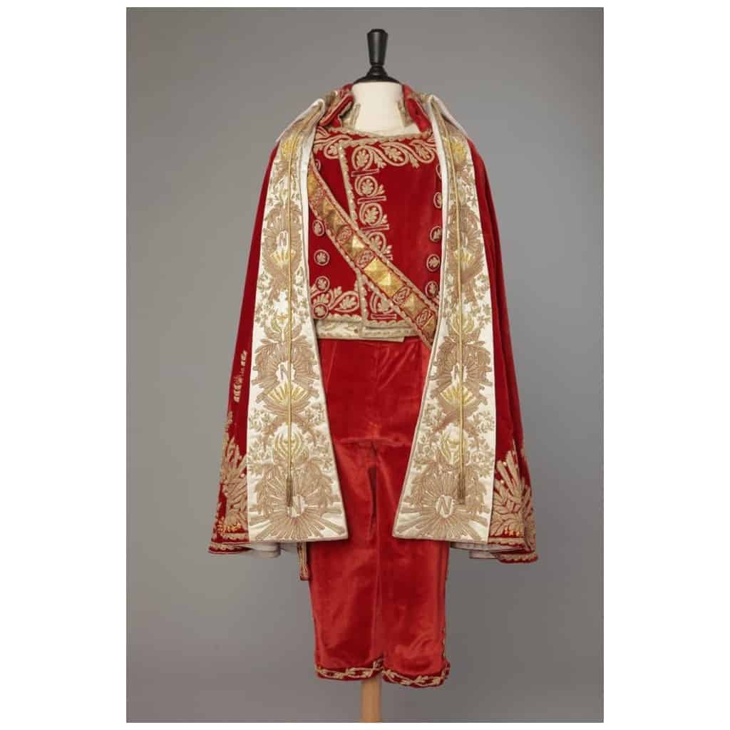 Full suit of Napoleon's costume in red velvet embroidered in gold 1987 3