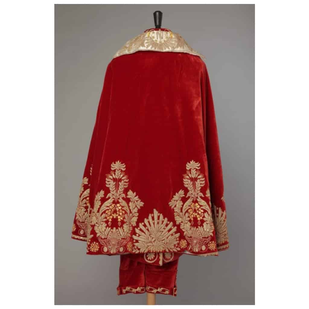 Habit complet du costume de Napoléon en velours rouge brodé or 1987 5