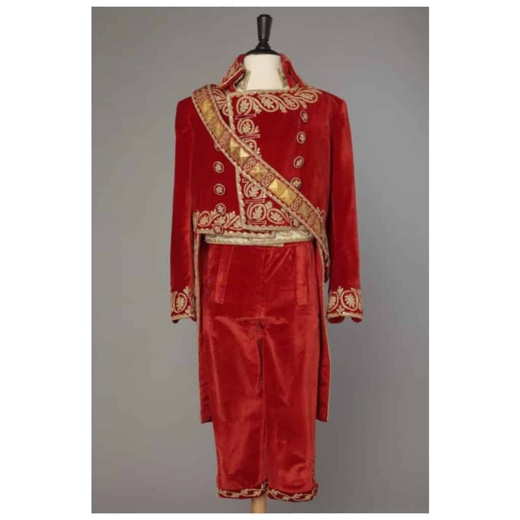 Habit complet du costume de Napoléon en velours rouge brodé or 1987 11