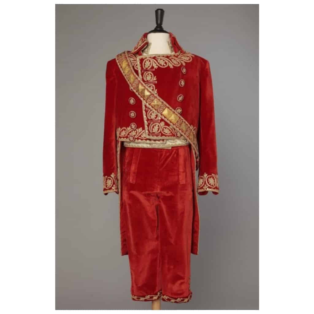 Full suit of Napoleon's costume in red velvet embroidered in gold 1987 11