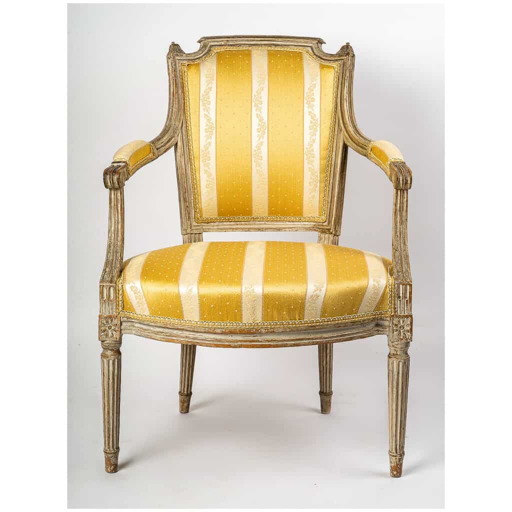 Série de quatre fauteuils en bois mouluré et sculpté anciennement laqué travail français d’époque Louis XVI 5