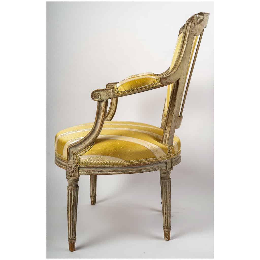 Série de quatre fauteuils en bois mouluré et sculpté anciennement laqué travail français d’époque Louis XVI 11