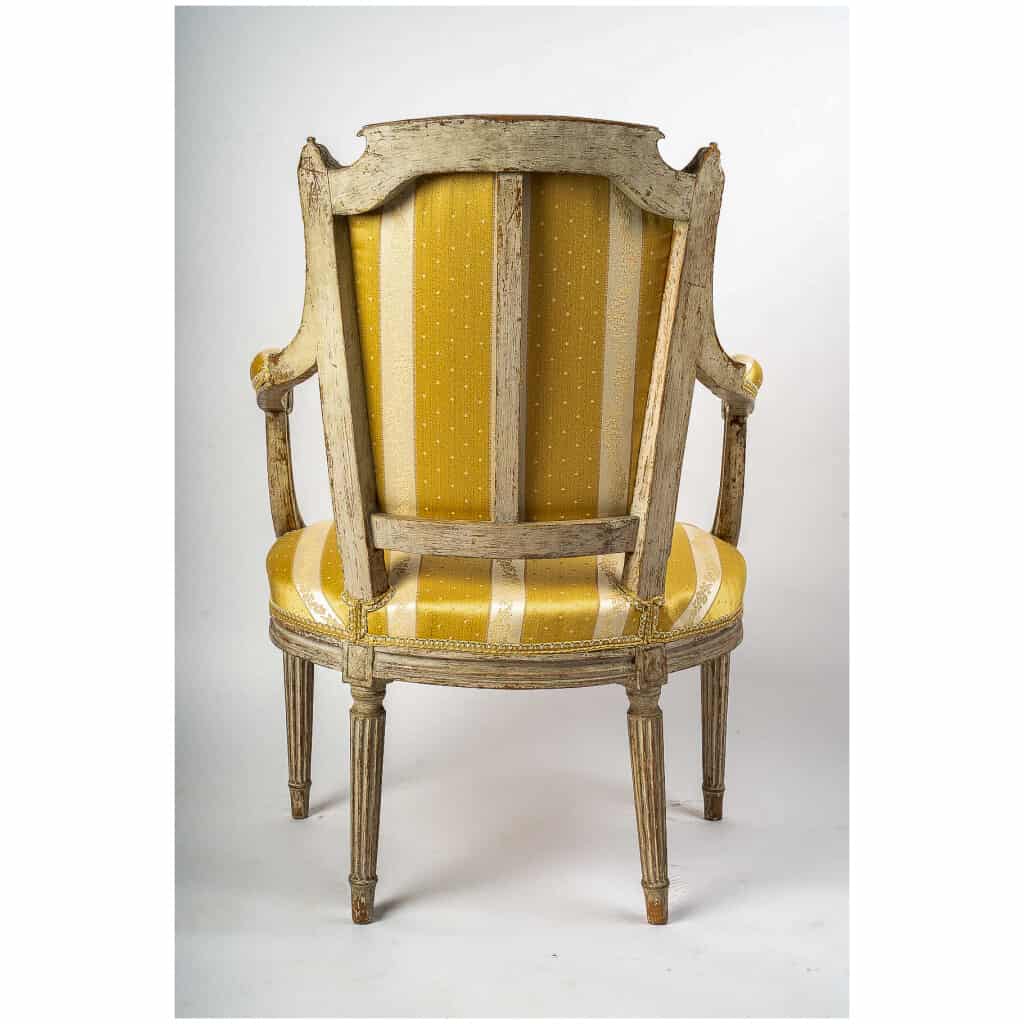 Série de quatre fauteuils en bois mouluré et sculpté anciennement laqué travail français d’époque Louis XVI 12