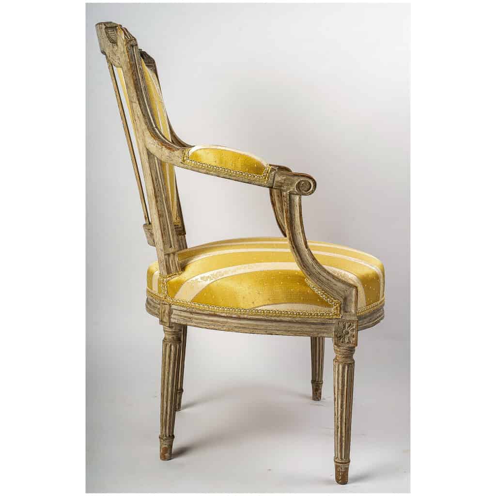Série de quatre fauteuils en bois mouluré et sculpté anciennement laqué travail français d’époque Louis XVI 13