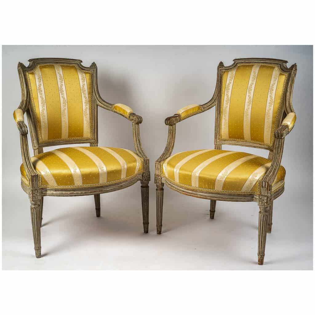 Série de quatre fauteuils en bois mouluré et sculpté anciennement laqué travail français d’époque Louis XVI 4
