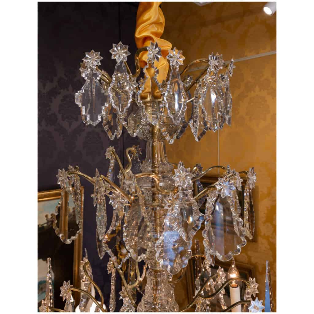 Baccarat signé – Important lustre en bronze doré de style Louis XVI à décor de cristal vers 1880-1890 4