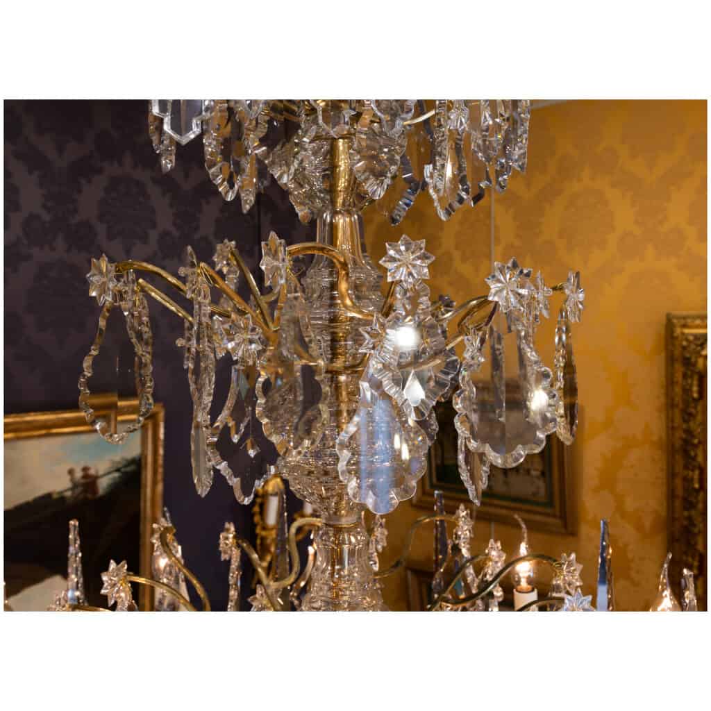 Baccarat signé – Important lustre en bronze doré de style Louis XVI à décor de cristal vers 1880-1890 5