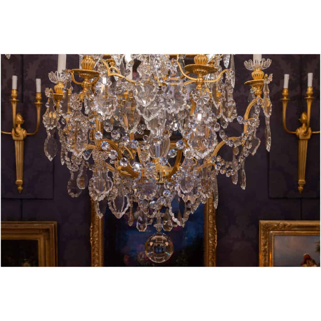 Baccarat signé – Grand lustre en bronze doré de style Louis XVI à décor de cristal vers 1880-1890 10