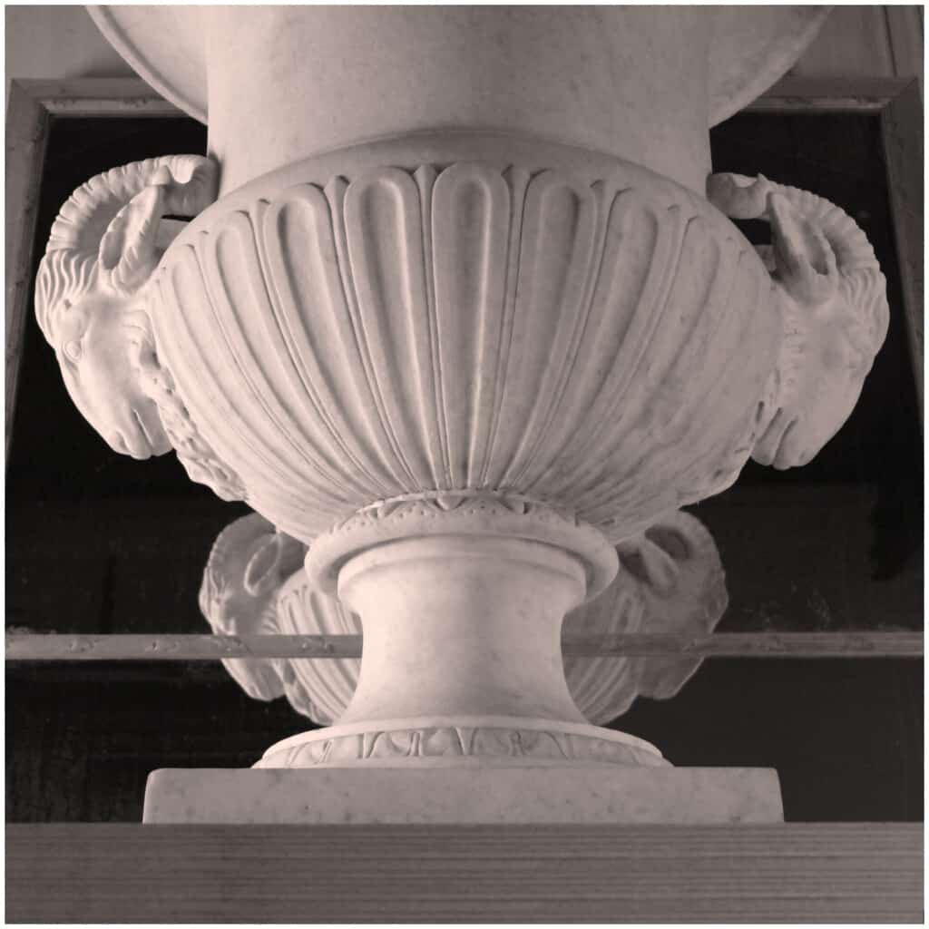 Paire de vases à tête de bélier en marbre de carrare, XIXe 5