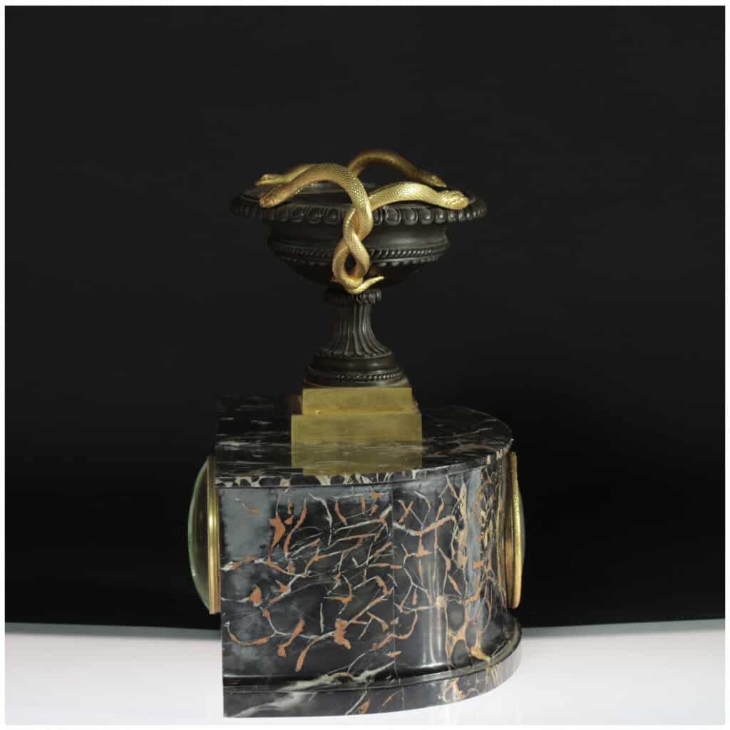 Pendule aux serpents en marbre portor et bronze doré et à patine brune, XIXe 5