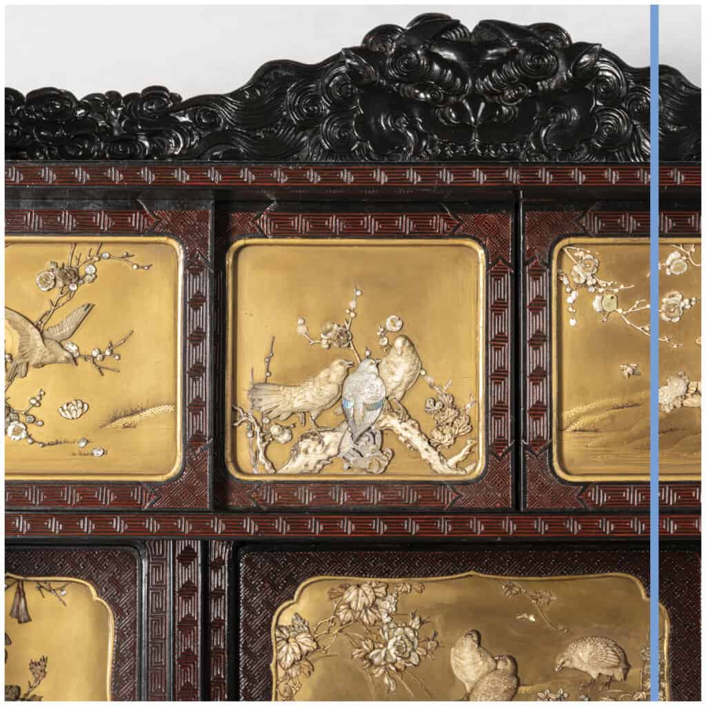 Bureau Japonais et Anglais en laque noir et rouge à panneaux laqué d’or et incrustations, XIXe 9