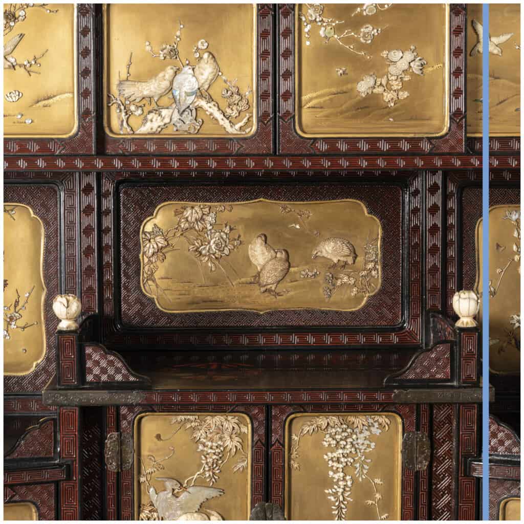 Bureau Japonais et Anglais en laque noir et rouge à panneaux laqué d’or et incrustations, XIXe 10