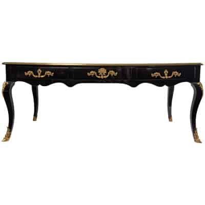 Important et rare bureau plat laqué noir et décor de bronze doré époque Régence vers 1715-1723