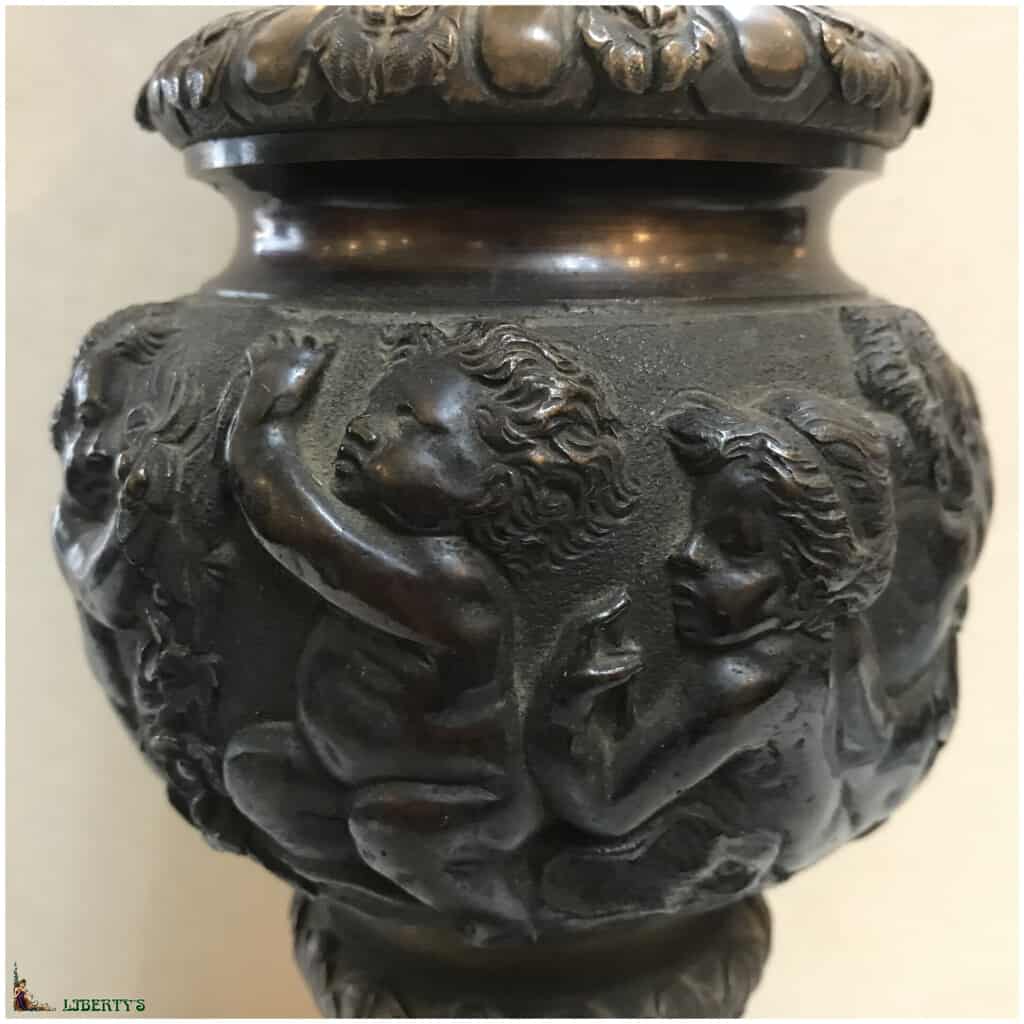 Pair of patinated bronze ewers with putti heads, belly decorated with a procession of cherubs, top. 43cm (End XIXe) 4