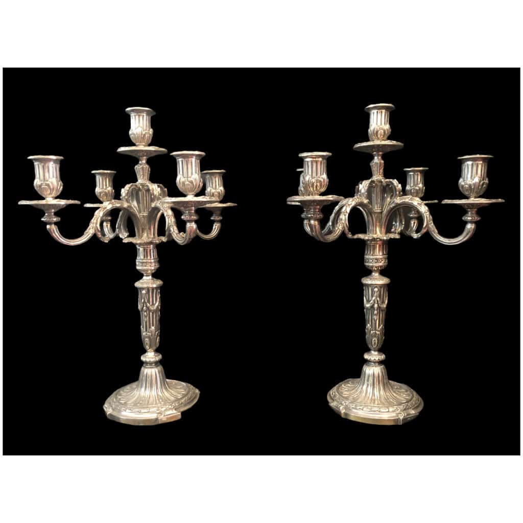 Paire de candélabres à cinq feux en bronze ciselé et argenté à décor de cannelures rudentées, guirlandes, feuillages. 8