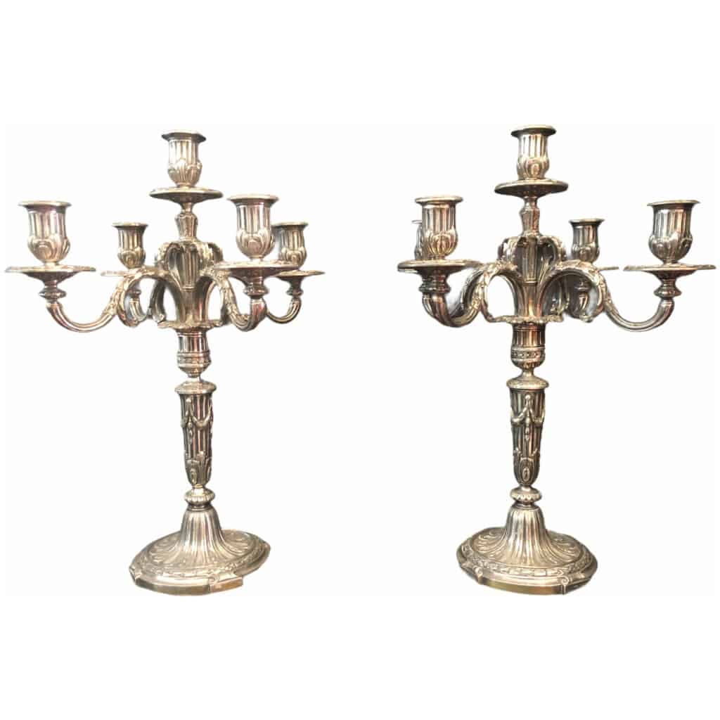 Paire de candélabres à cinq feux en bronze ciselé et argenté à décor de cannelures rudentées, guirlandes, feuillages. 7