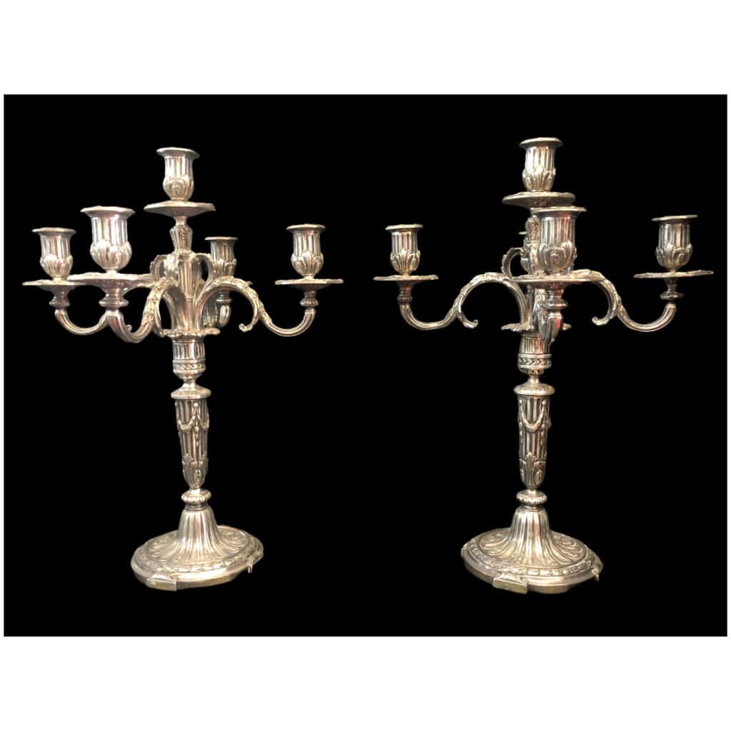 Paire de candélabres à cinq feux en bronze ciselé et argenté à décor de cannelures rudentées, guirlandes, feuillages. 3