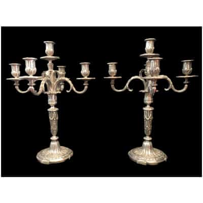 Pair of candelabra with five lights in chiseled and silvered bronze decorated with rudentée grooves, garlands, foliage. 3