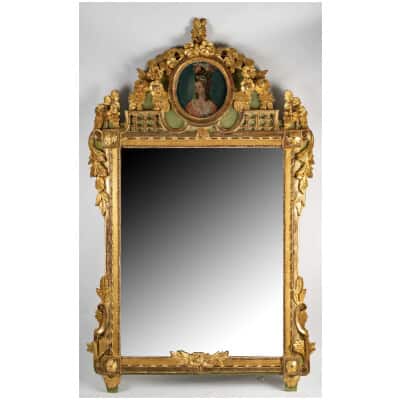 Miroir en bois sculpté laqué vert et doré orné d’un portrait au fronton époque Louis XVI vers 1780