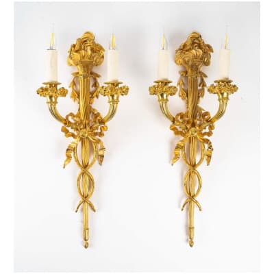 Importante paire d’appliques de style Louis XVI en bronze ciselé et doré vers 1850-1870