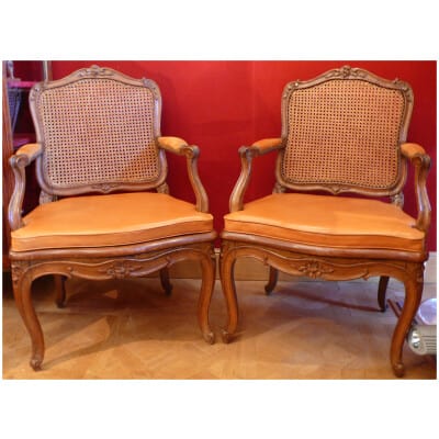 Paire de fauteuils d’époque Régence en bois naturel estampillés Jean Avisse