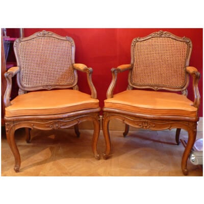 Paire de fauteuils d’époque Régence en bois naturel estampillés Jean Avisse