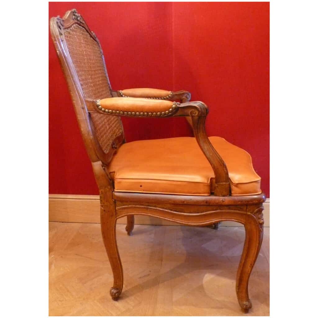 Paire de fauteuils d’époque Régence en bois naturel estampillés Jean Avisse 8