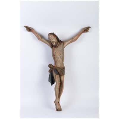 Christ en bois polychrome.