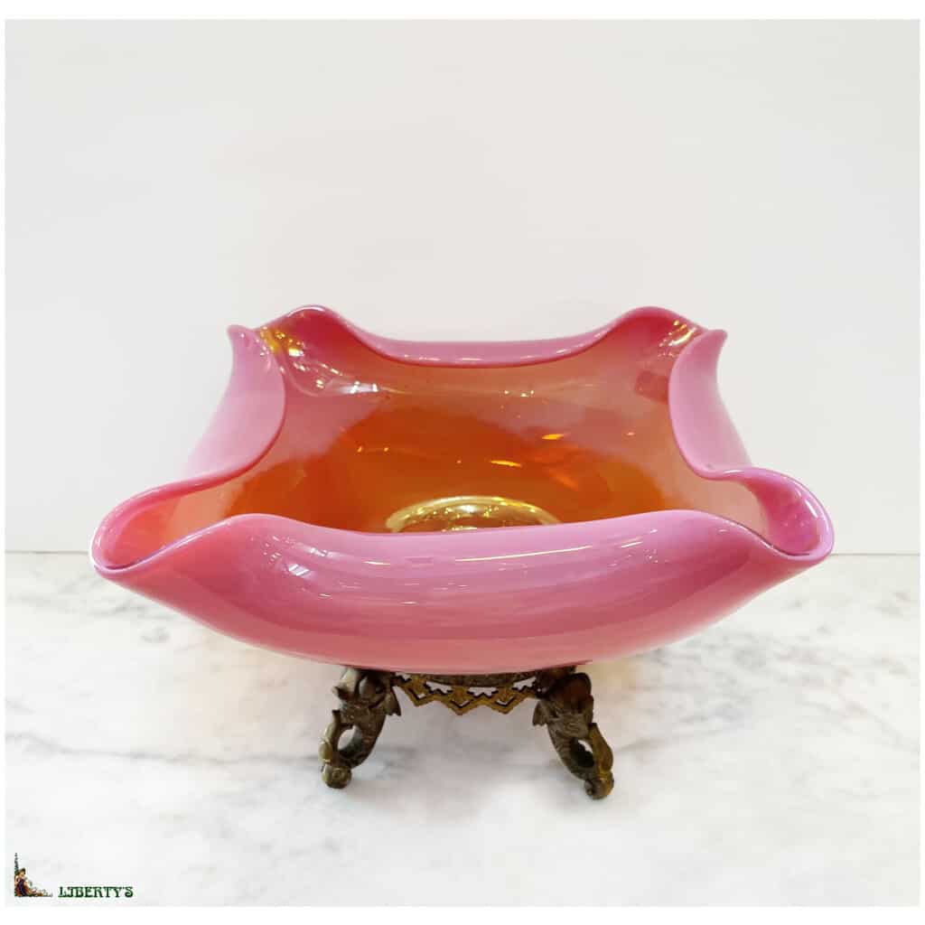 Opalized pink opaline cup with bronze mount, 17 cm x 17 cm, (Fin XIXe) 3