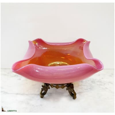 Opalized pink opaline cup with bronze mount, 17 cm x 17 cm, (Fin XIXe)