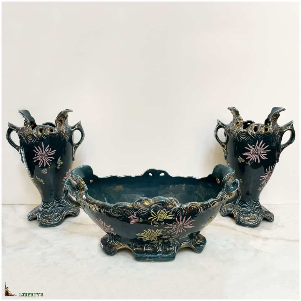 Garniture barbotine 3 pièces avec chrysanthèmes, haut. vase 28 cm (Fin XIXe) 3