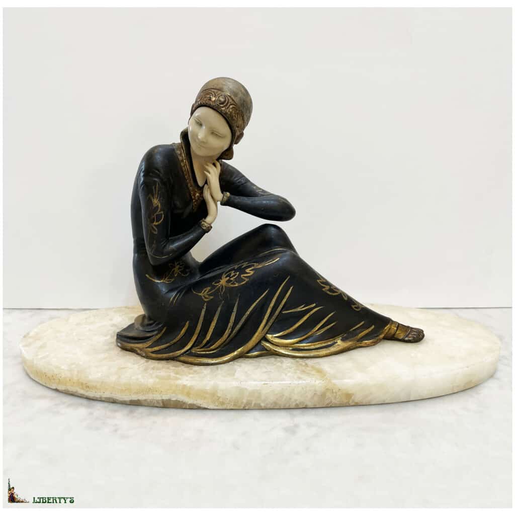 Sujet régule art deco avec ivoirine, sujet femme assise, sur base onyx, larg. 39 cm (1920-1930) 3