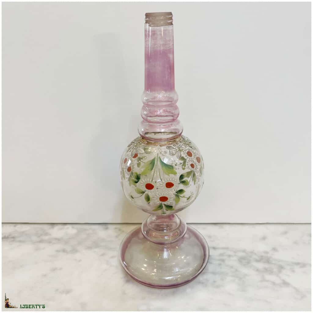 Flacon à eau de fleur d’oranger en verre rose emaillé, haut. 23.5 cm (Deb. XXe) 3
