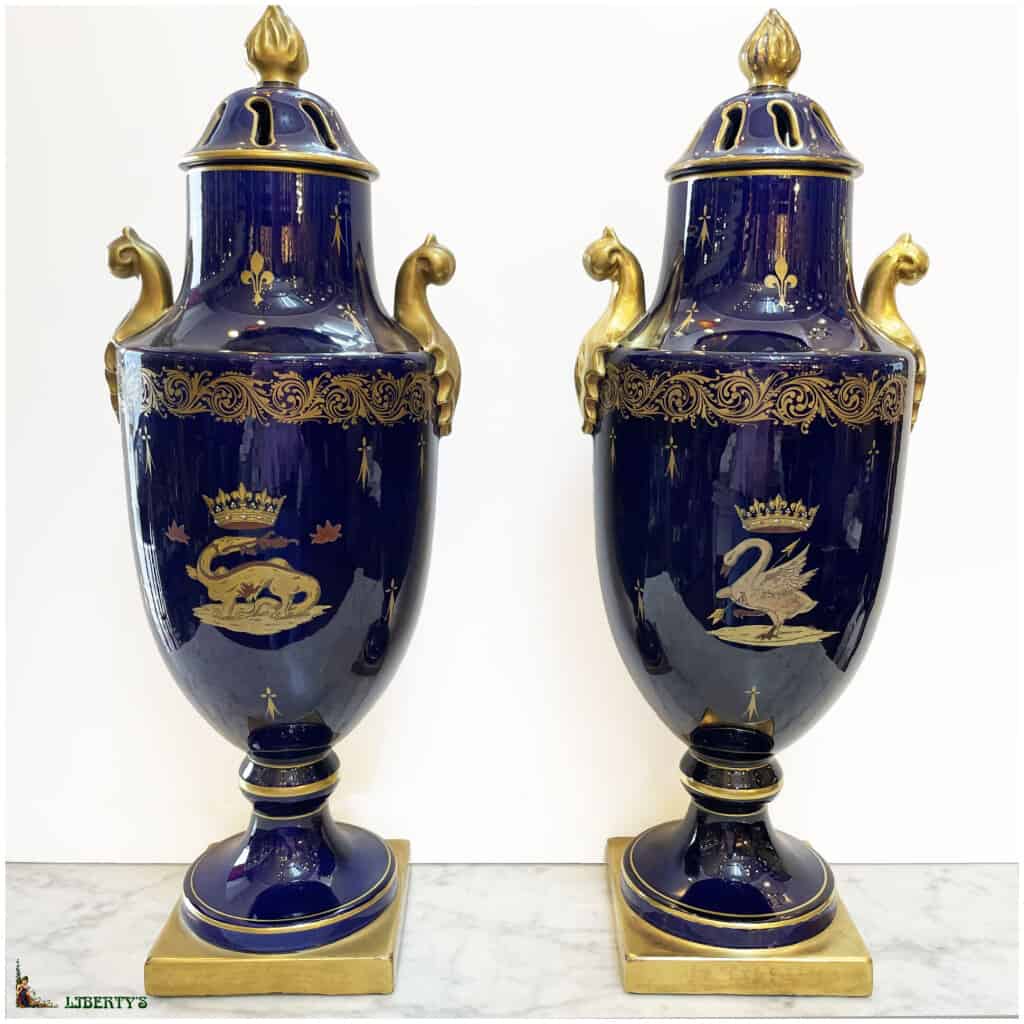 Pair of large covered vases in Langeais blue earthenware with ermine and swan decorations, top. 52 cm, Fine XIXe 3