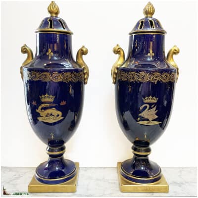 Pair of large covered vases in Langeais blue earthenware with ermine and swan decorations, top. 52 cm, Fine XIXe