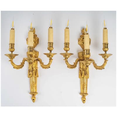 Paire d’appliques à trois bras de lumière en bronze ciselé et doré d’époque Louis XVI
