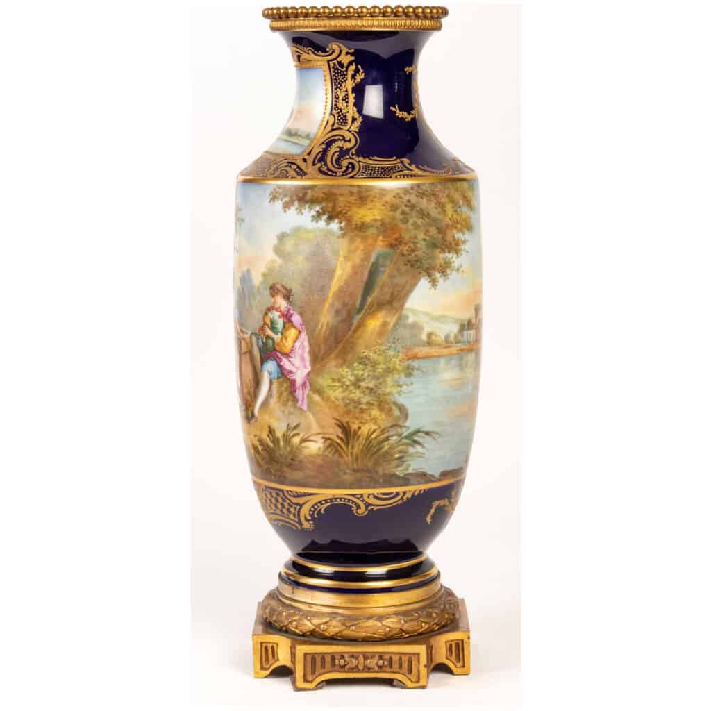 Paire de Vases Bleu de Sèvres » décor à la Wateau «  6