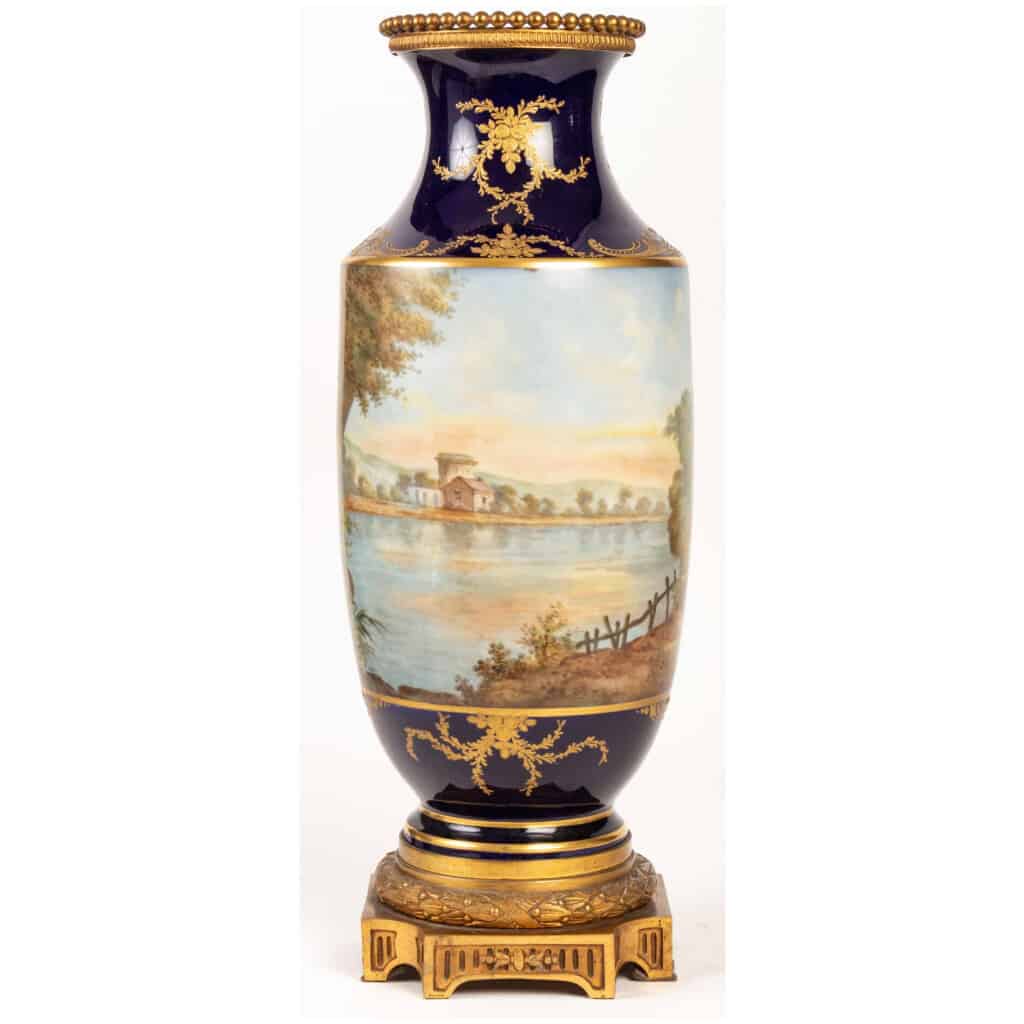 Paire de Vases Bleu de Sèvres » décor à la Wateau «  7