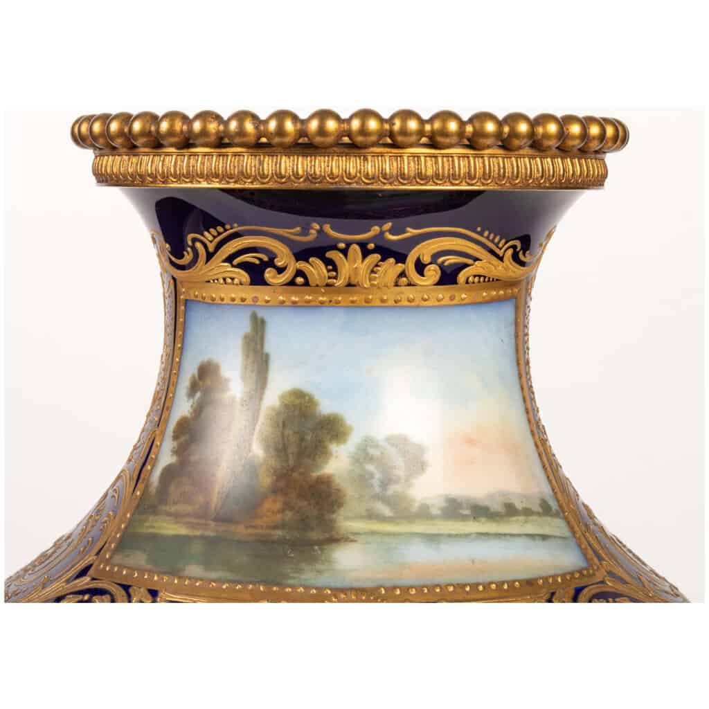 Paire de Vases Bleu de Sèvres » décor à la Wateau «  10