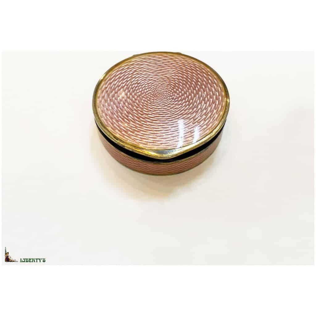 Boîte à pillules en vermeil et émail guilloché rose, diam. 4.5 cm (Deb. XXe) 3