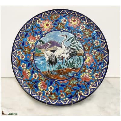 Plat avec cartel Emaux de Longwy, décor de grues du Japon, diam. 31 cm, (1920-1930)