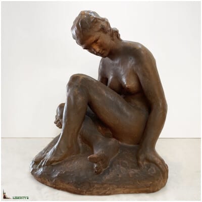 Sujet terre cuite « Femme assise », signé Jeanne Milde, haut. 34.5 cm, (Mi XXe)