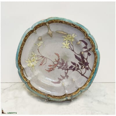 Assiette emaillée avec fleurs de E. Lachenal, diam. 25.5 cm, (Fin XIXe)