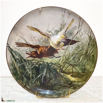 Large Montereau porcelain lenticular dish painted with flight of ducks, diam. 45cm, (End XIXe)