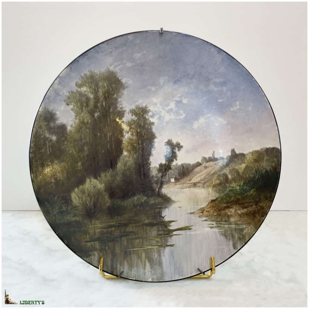 Plat porcelaine lenticulaire peint avec paysage, signé S. Salogs, diam. 37 cm, (Deb XXe) 3