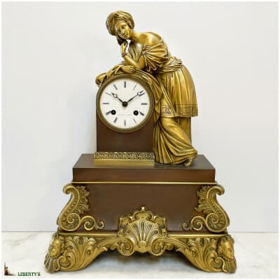 Patinated mercury gilt bronze clock with orientalist subject, movement with suspension in silk thread, signed Guyon à Lyon, high. 43 cm, (Deb. XXth)