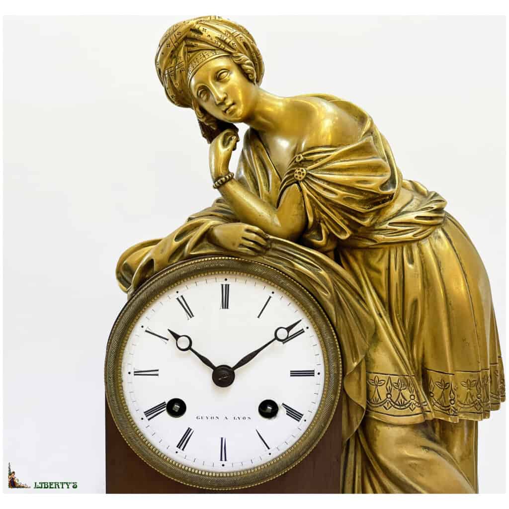 Patinated mercury gilt bronze clock with orientalist subject, movement with suspension in silk thread, signed Guyon à Lyon, high. 43 cm, (Deb. XXth) 4