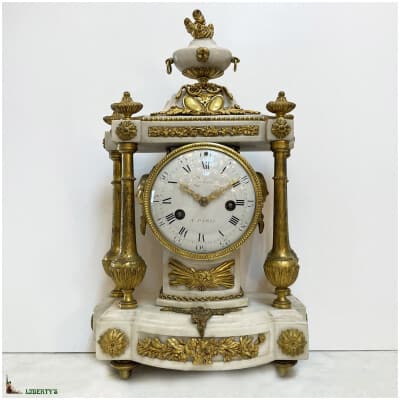 Pendule borne avec quatre colonnes en bronze doré au mercure et marbre blanc, mouvement à suspension à fil de soie et aiguilles ajourées, signé Pochon à Paris, haut. 46 cm, (Fin XVIIIe) 3