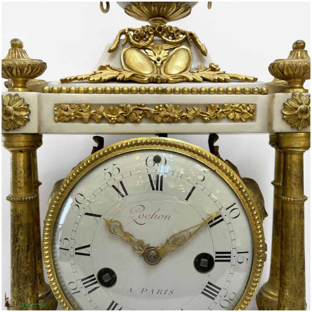 Pendule borne avec quatre colonnes en bronze doré au mercure et marbre blanc, mouvement à suspension à fil de soie et aiguilles ajourées, signé Pochon à Paris, haut. 46 cm, (Fin XVIIIe) 4