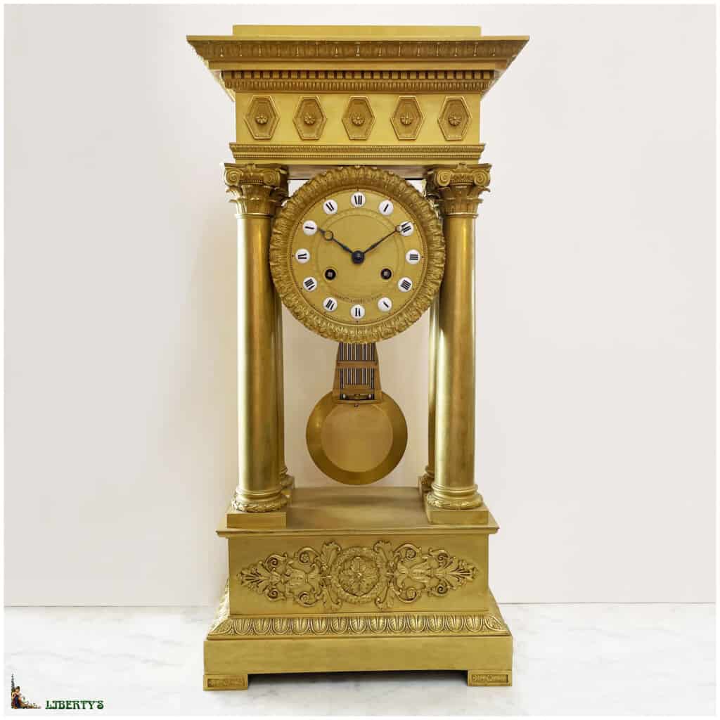 Régulateur portique en bronze doré au mercure, cartouches email, balancier compensé, signé Alex. Dallée à Paris, haut. 57 cm (Deb XIXe) 3